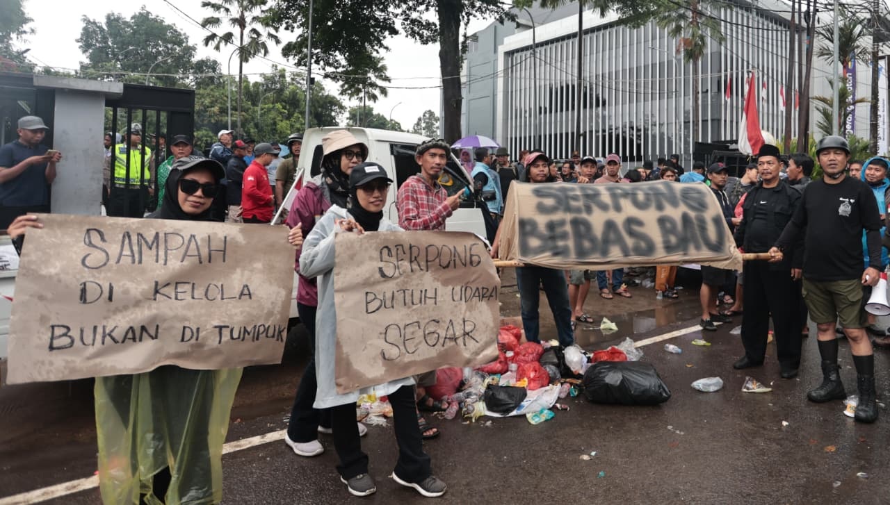 Protes Bau Sampah, DPRD Tangsel Diberi Kado Sampah