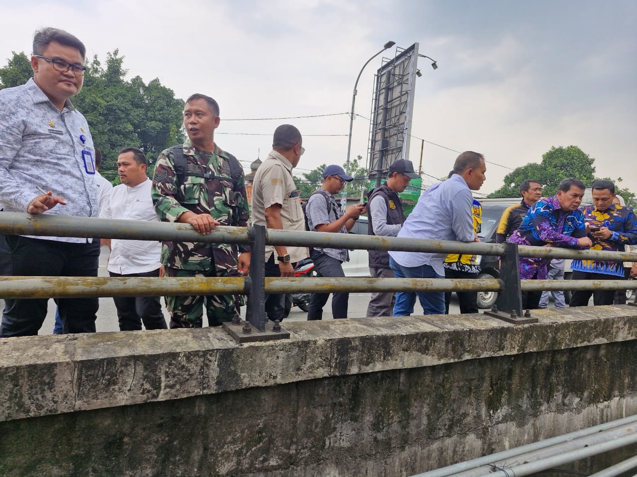 Kolaborasi Tangani Banjir, Bupati Tinjau Kondisi Kali Cirarab di Desa Kadu Jaya