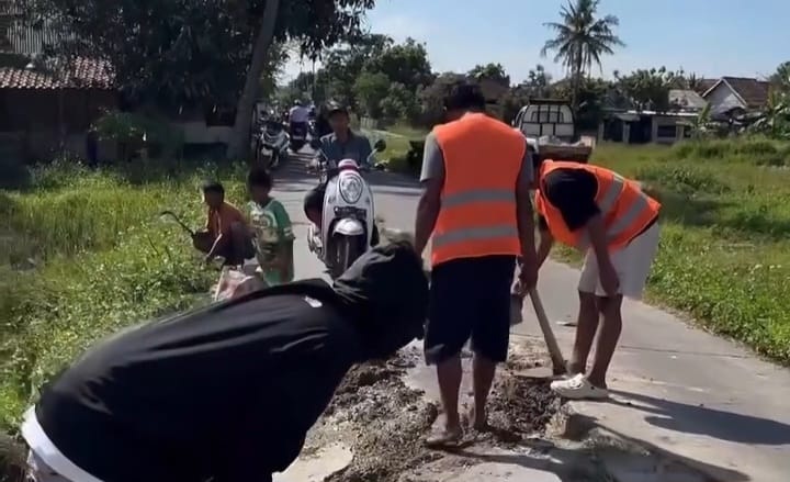 Karang Taruna Tambal Jalan Sindir Pemkab