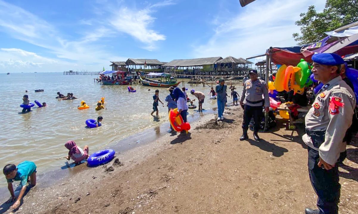 Personel Polsek Pantau Wisatawan Tanjung Kait