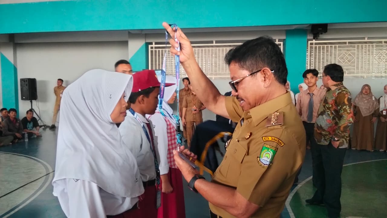 Ribuan Siswa Terima Program Sekolah Swasta Gratis