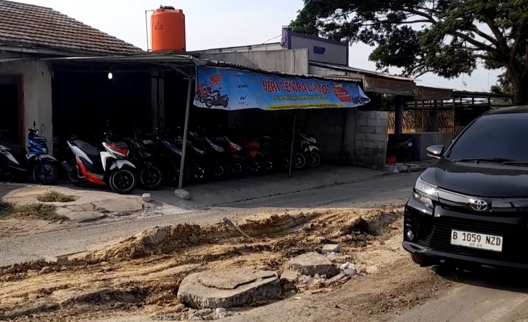 Jalan Raya Pakuhaji Rusak Ganggu Arus Lalu Lintas