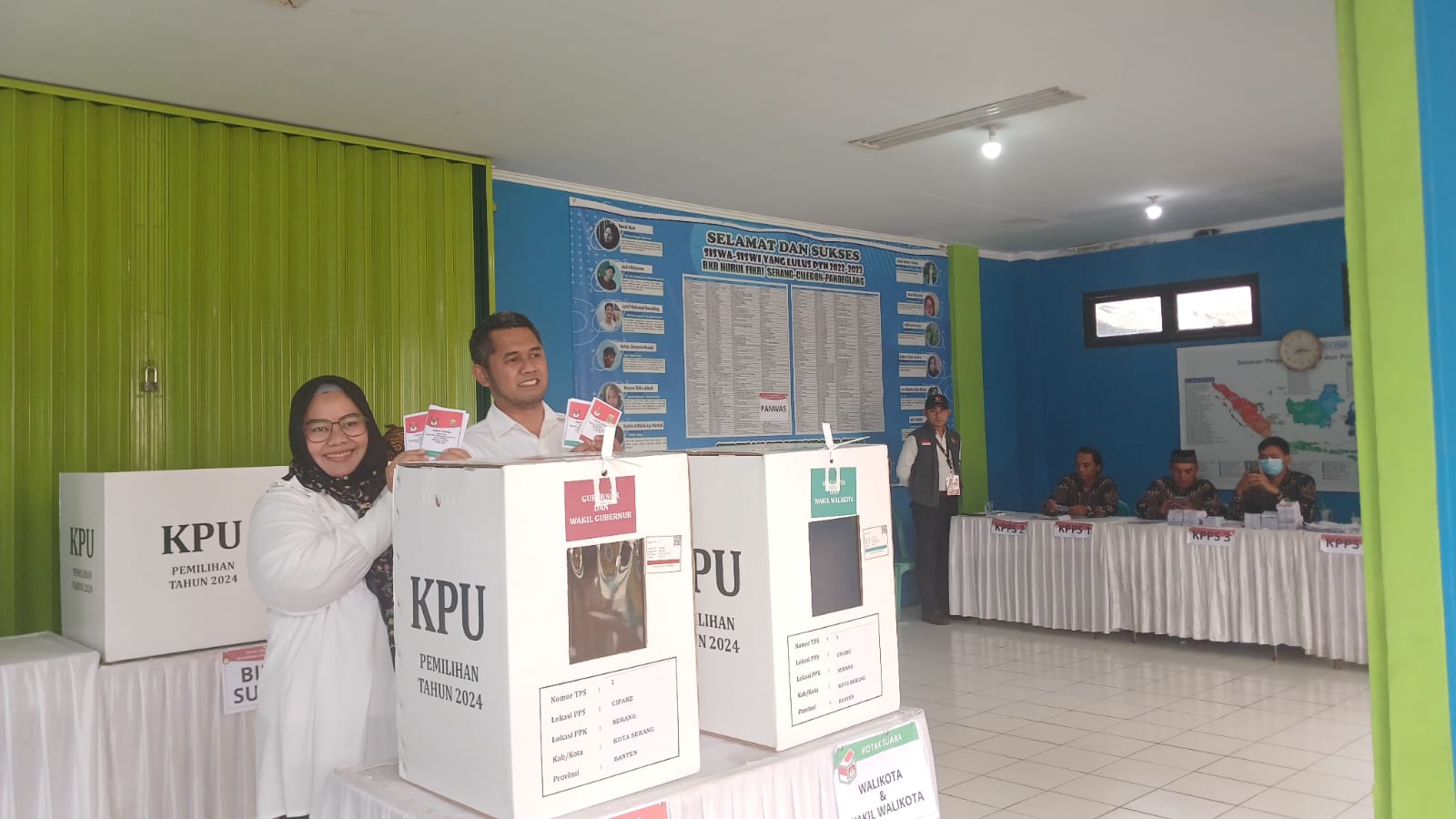 Nyoblos Bersama Suami, Ratu Ria Optimis Menang Satu Putaran