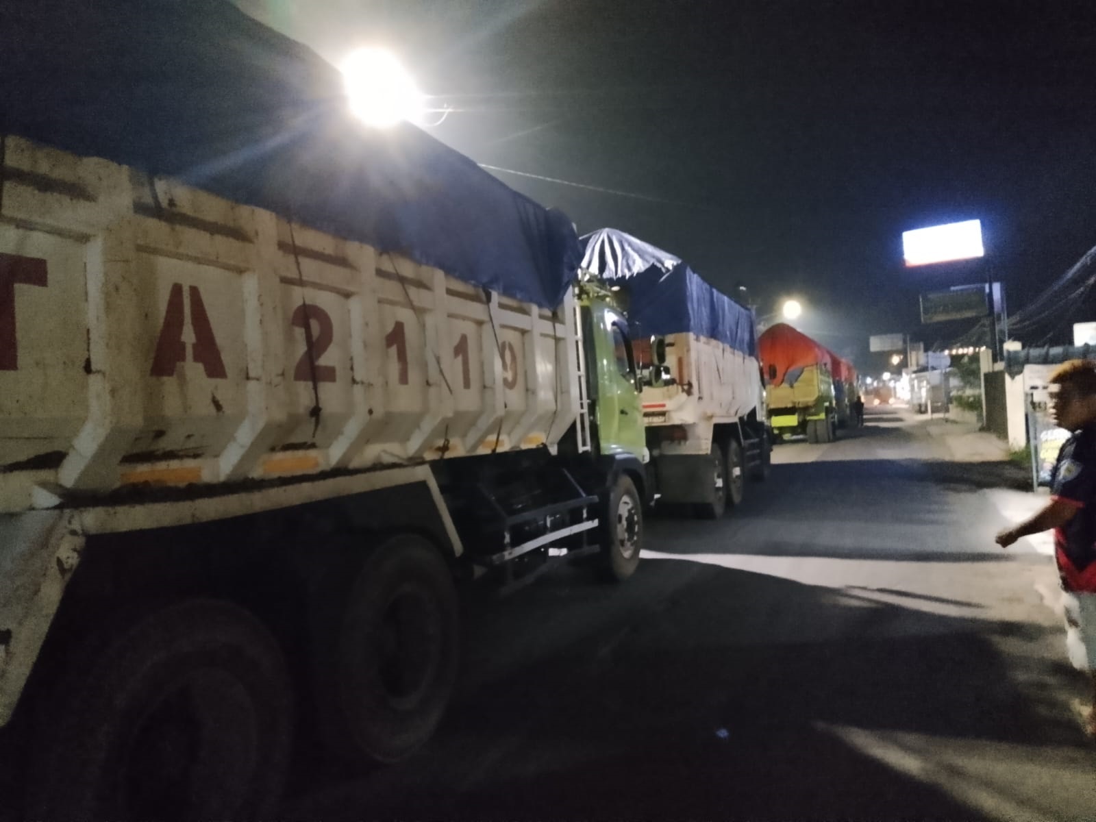 Truk Pengangkut Tanah Tutupi Ruas Jalan Maja - Koleang