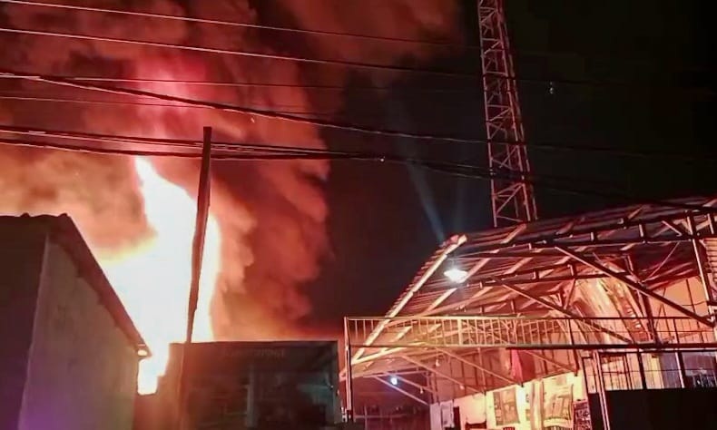 Pabrik Limbah Plastik Terbakar, Api Diduga Berasal dari Mesin Press