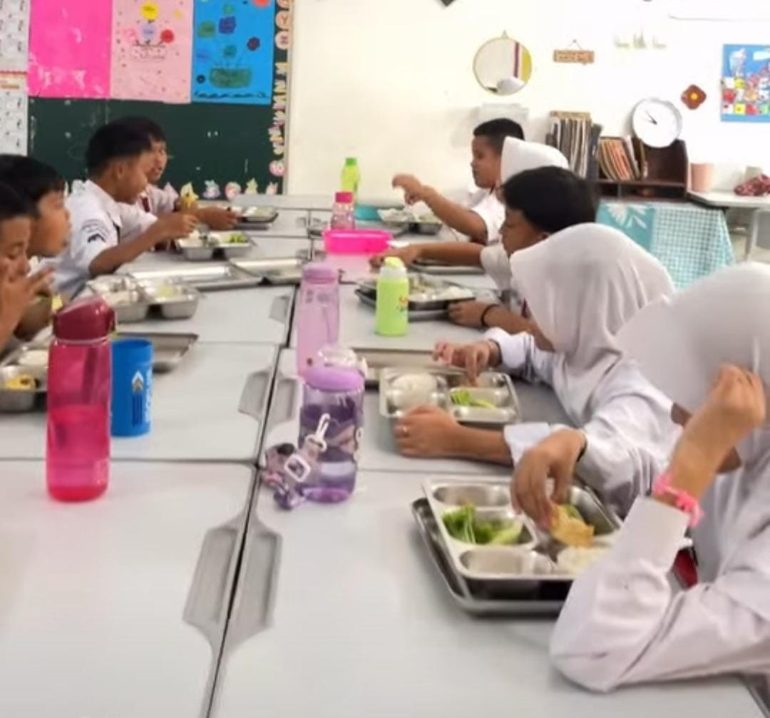 SDN Bojong IV Santap MBG Saat Jam Istirahat Sekolah