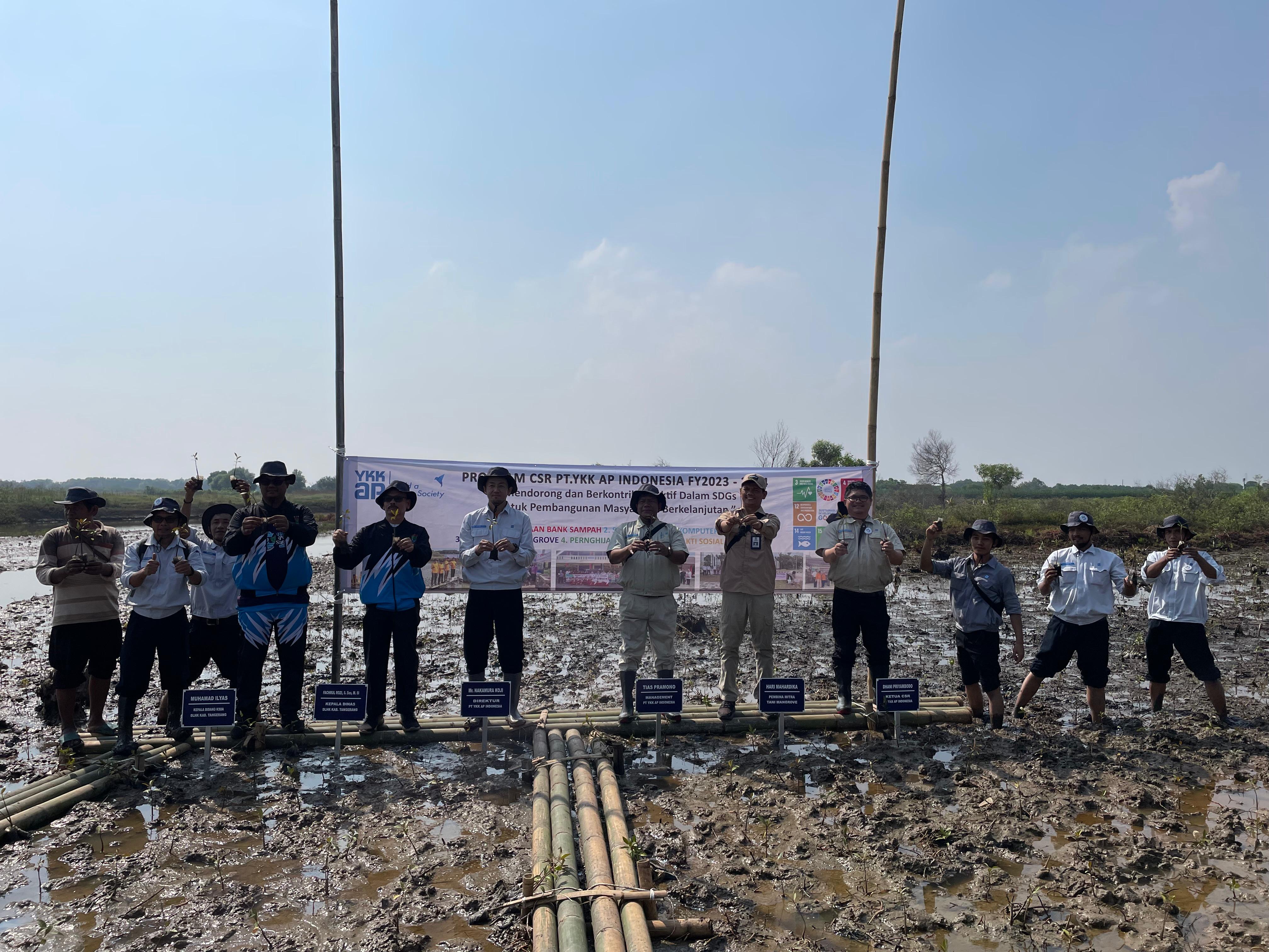  PT YKK AP Indonesia Tanam 5000 Mangrove Langka di Desa Patramanggala