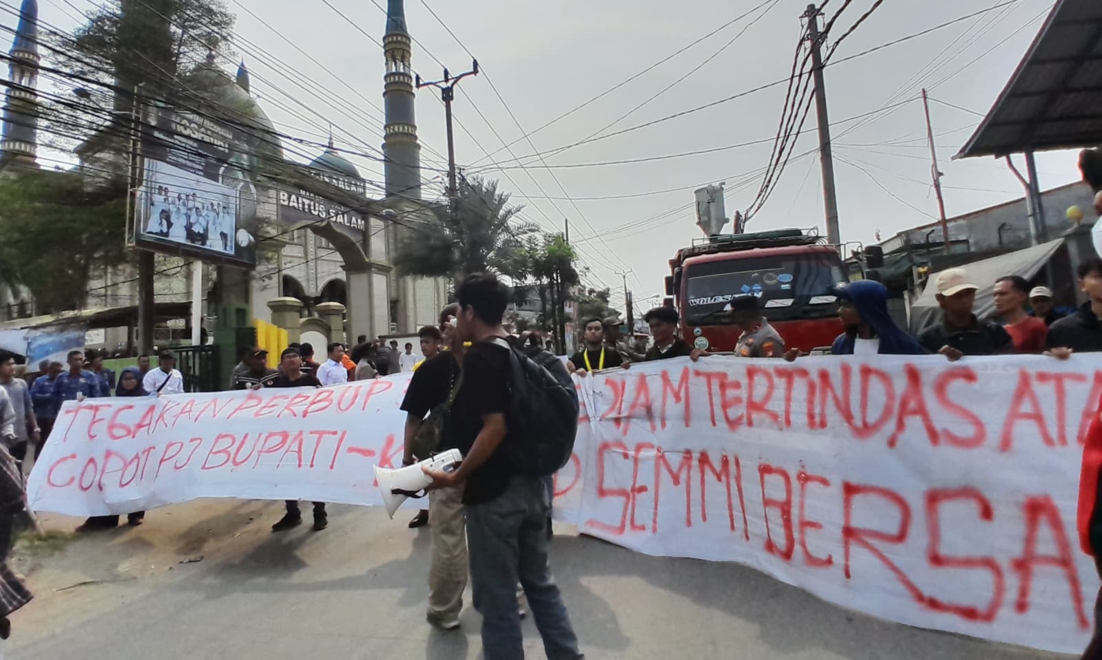 Mahasiswa Gelar Demonstrasi Protes Maraknya Truk Tambang Melintas di Jalan Salembaran