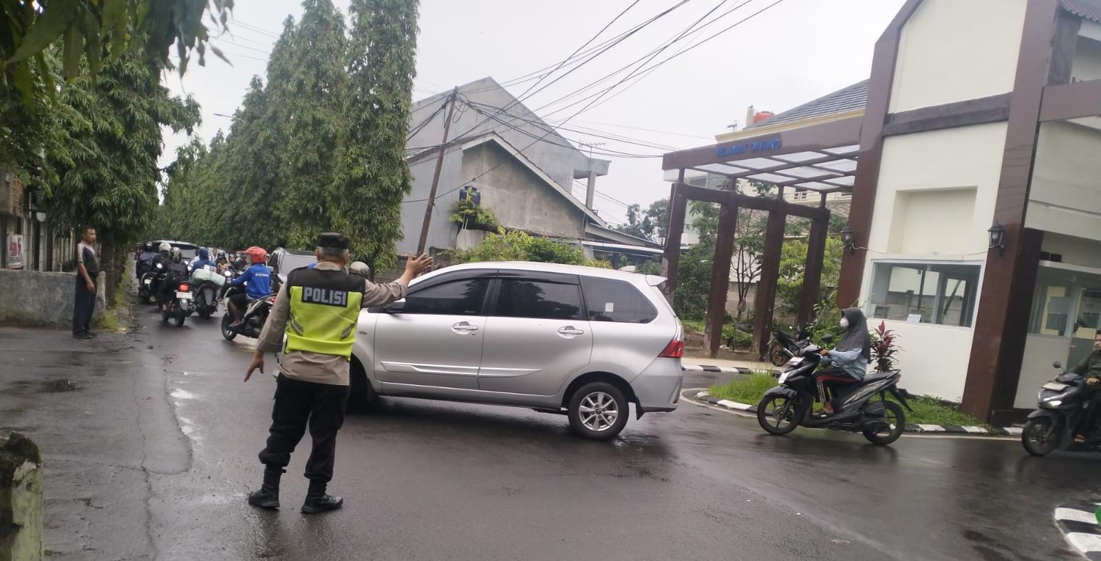 Polsek Panongan Patroli Jalan Kaki, Sasar Pusat Aktivitas Warga
