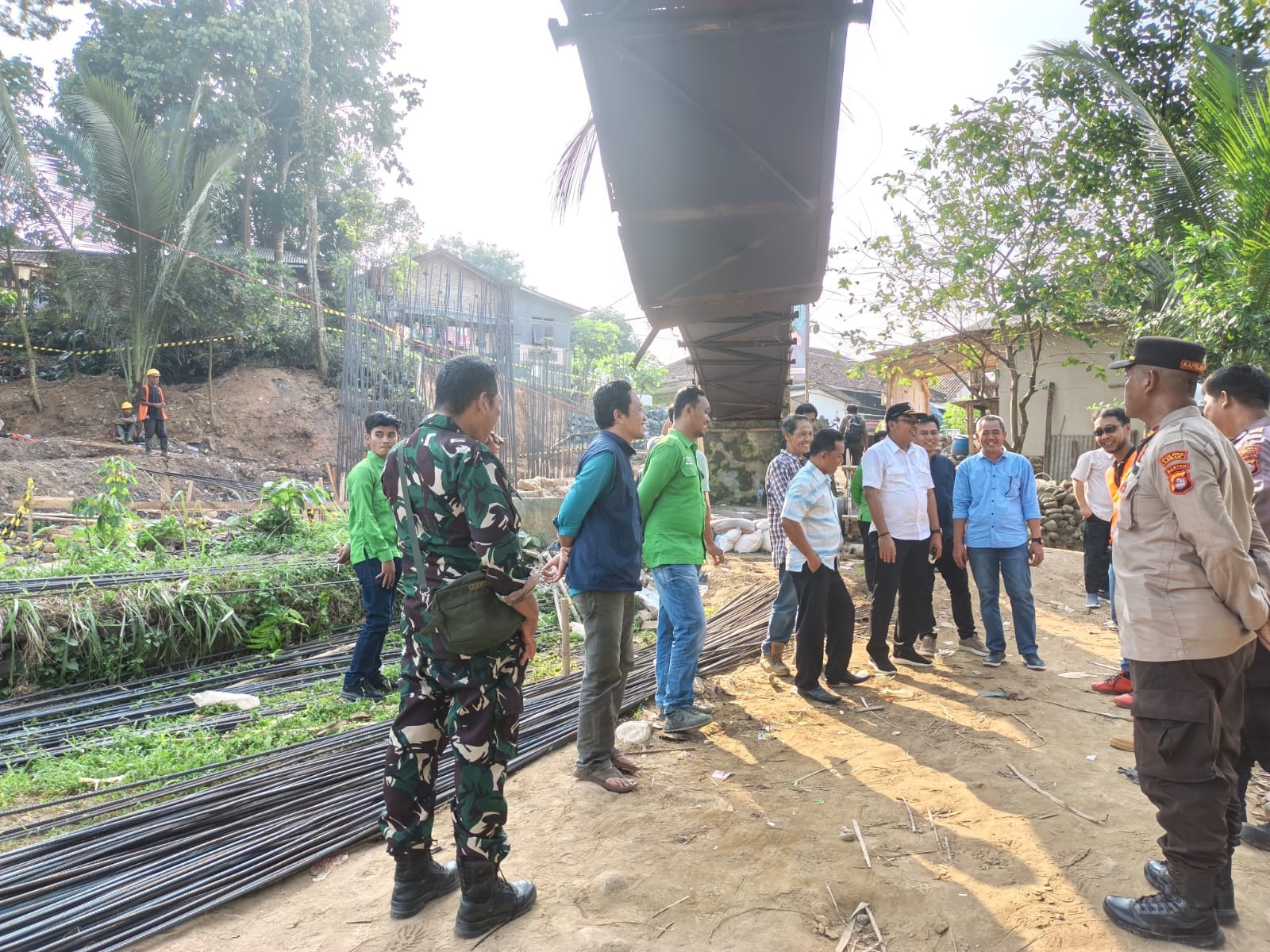 Anggota DPR Bangun Jembatan Gantung