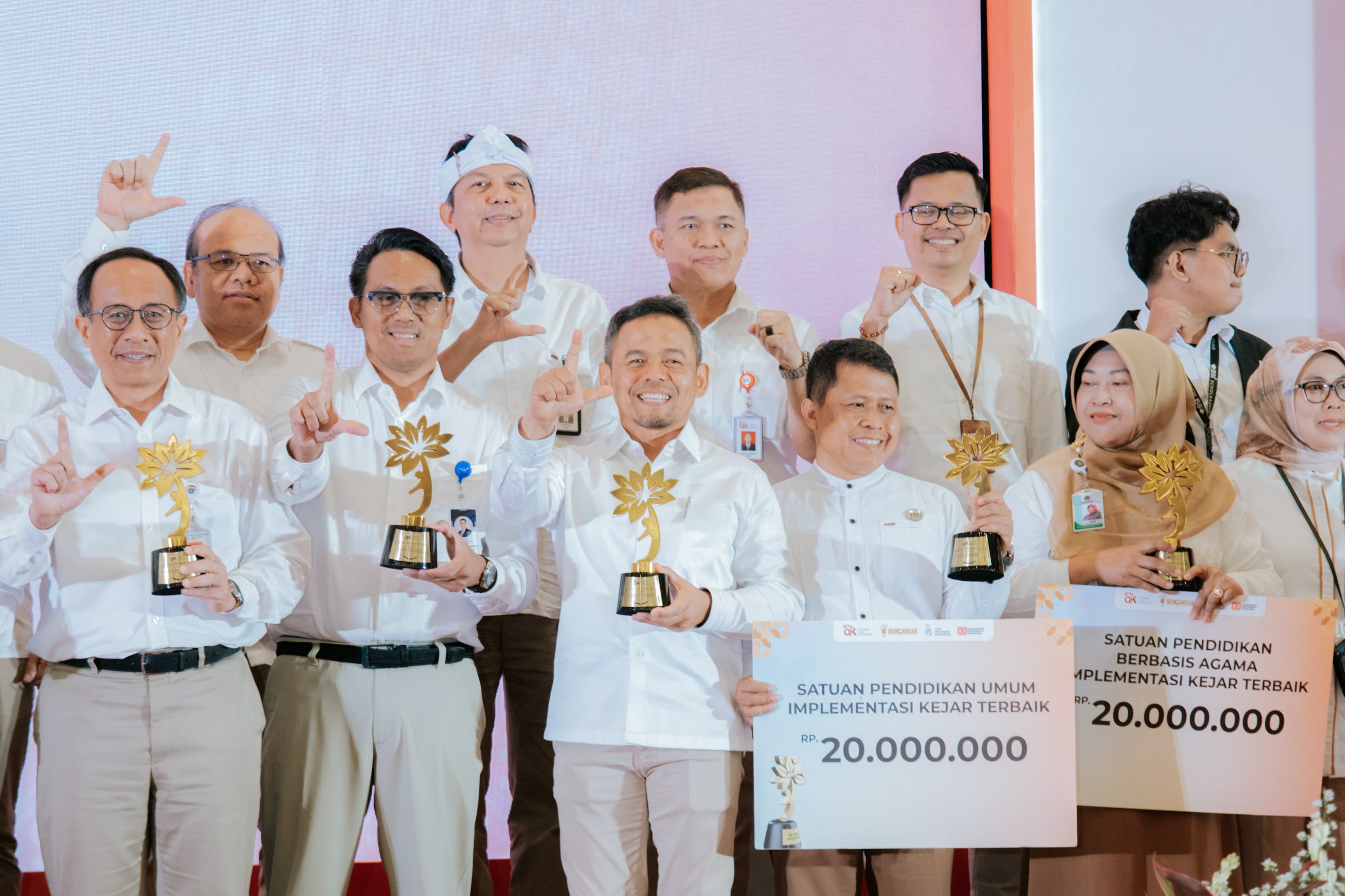 Konsisten Edukasi Keuangan Pelajar dan Tanamkan Budaya Menabung Sejak Dini, bank bjb Raih KEJAR Award 2025 Kat