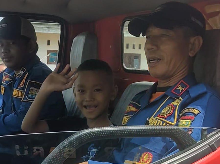 Bocah Penderita Kanker Diajak Naik Mobil Damkar