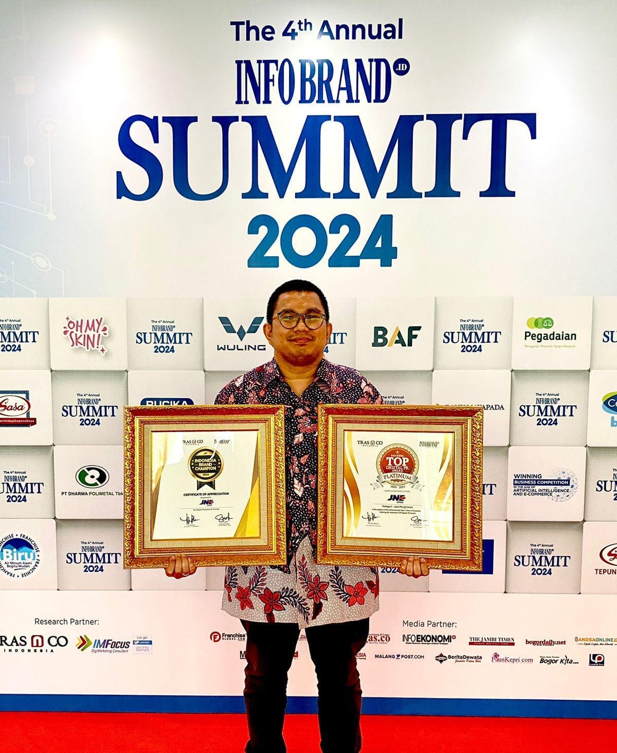 JNE Raih Dua Penghargaan di Ajang The 4th Annual Infobrand.id Summit 2024