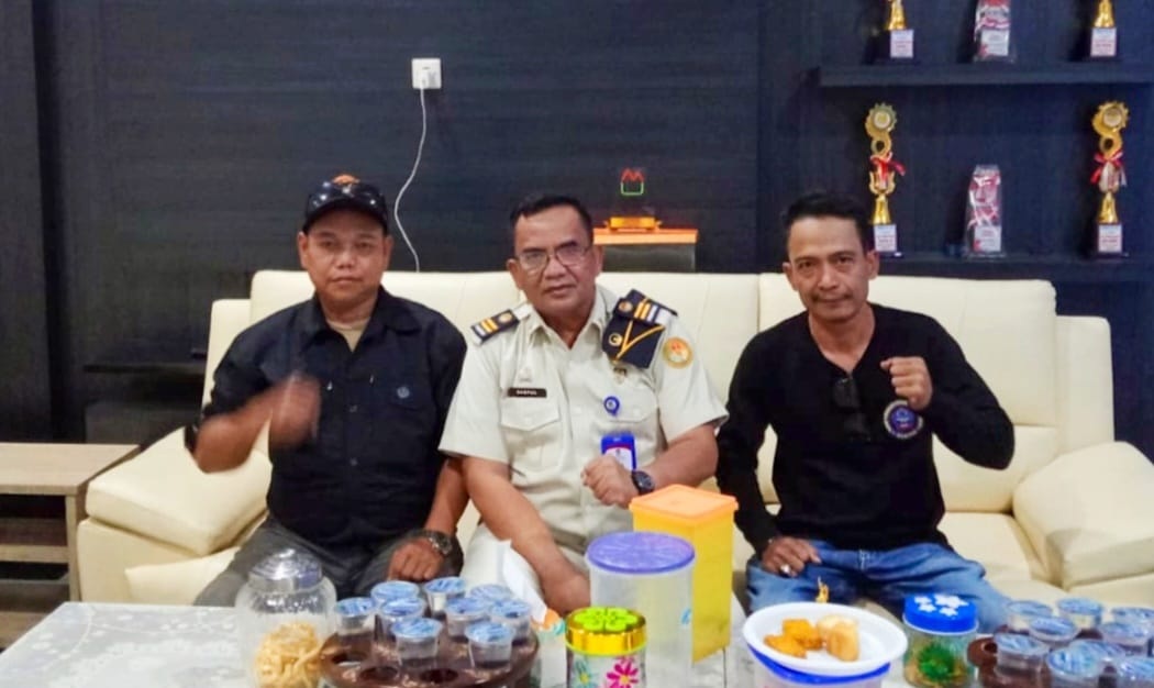 Desak Camat Perbaiki Jalan Cirarab