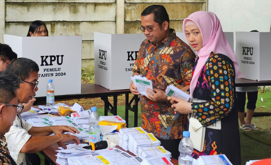 Mantan Wali Kota Tangerang Arief R Wismansyah Mencoblos di TPS 15, Ini Harapannya