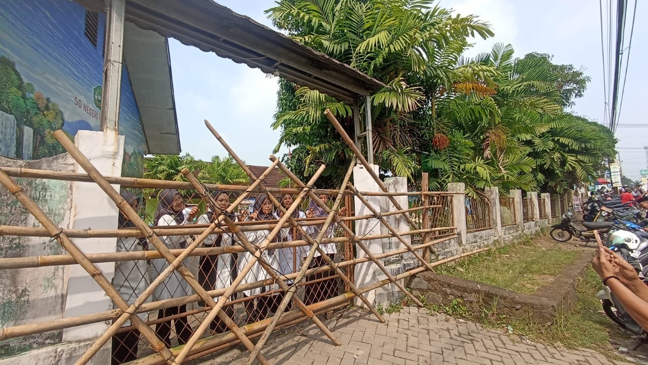 SDN Kuranji Disegel, Pemkot Ancam Tempuh Jalur Hukum