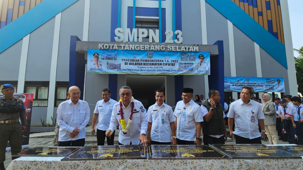 Benyamin Davnie Resmikan Gedung SMPN 23 Tangerang Selatan