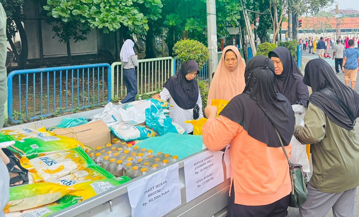 Bulog Sebar 16 Ton Beras Murah di Kota Tangerang
