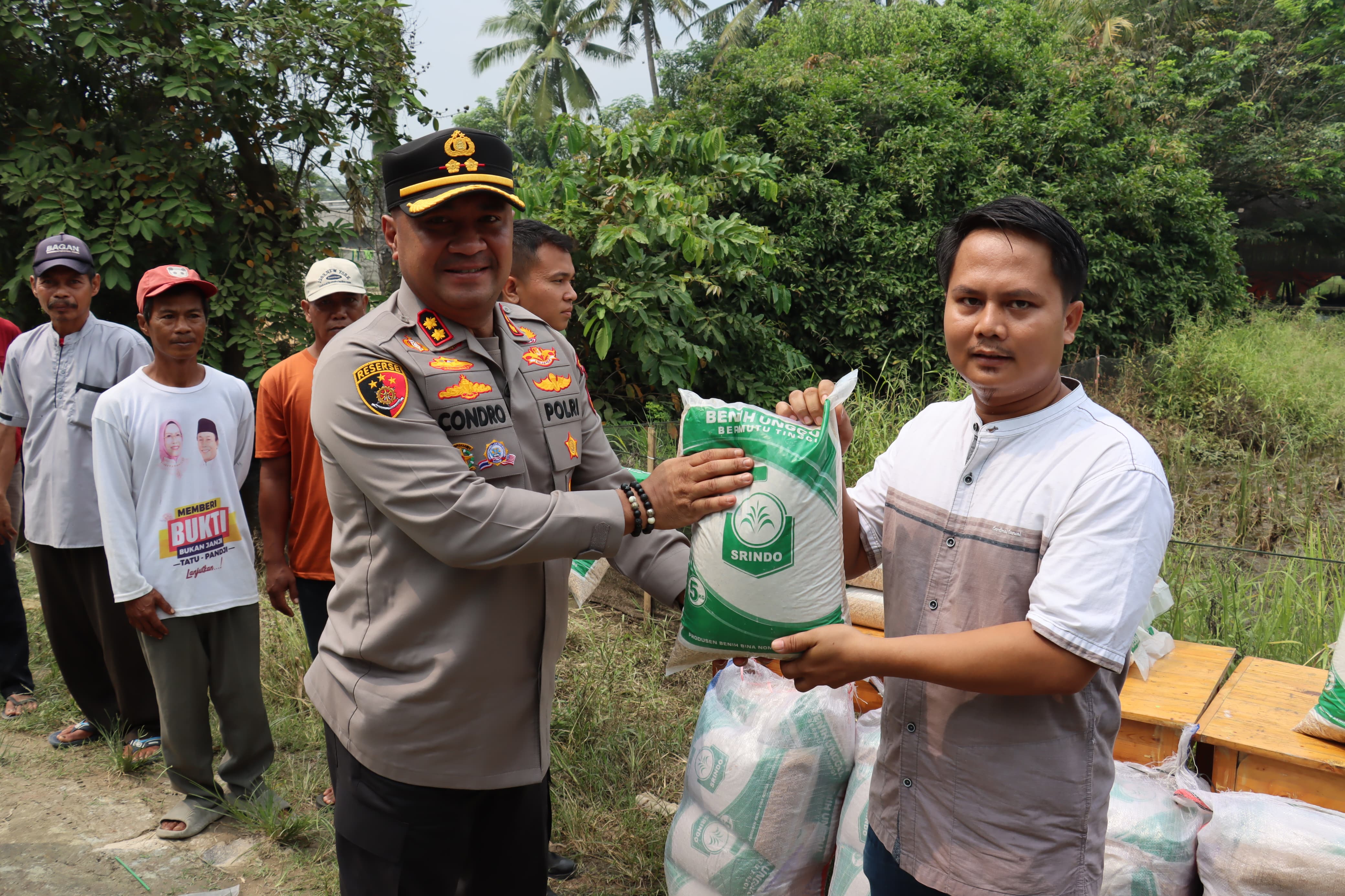 Imbas Banjir, Polres Serang Bagikan Bibit Padi dan Sembako 