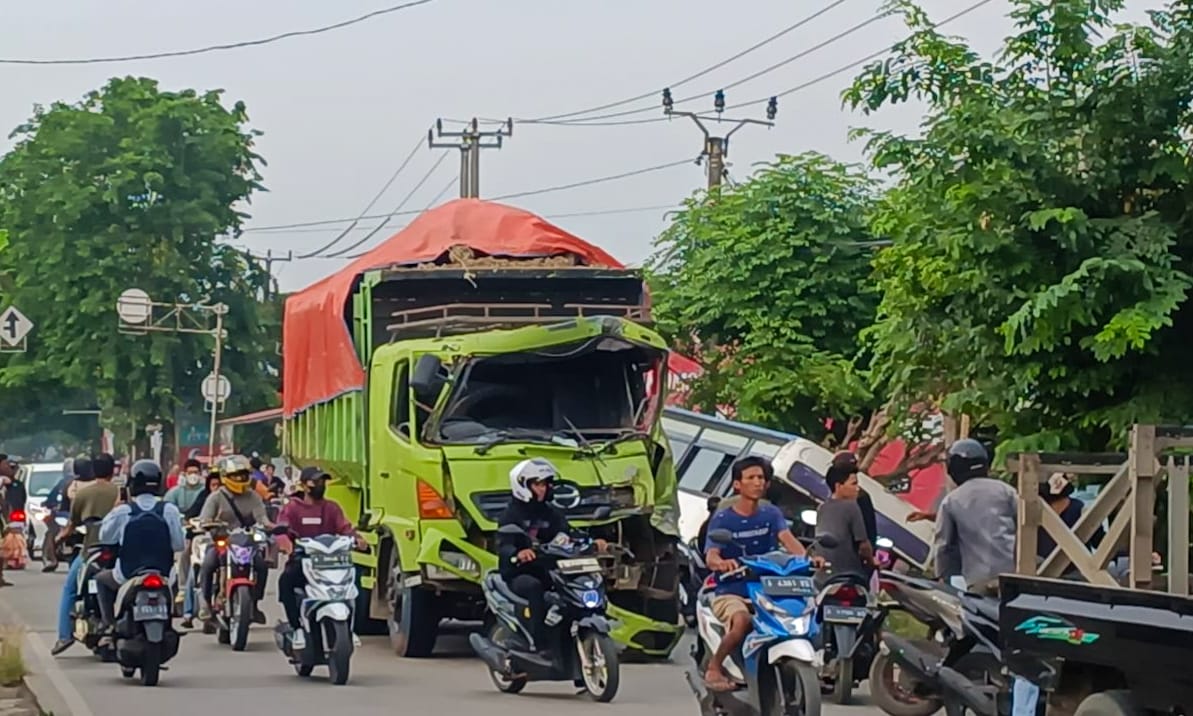 Kronologis Sopir Bus Karyawan Tewas Tertabrak Truk Tronton Tanah di Jalan Raya Insinyur Sutami