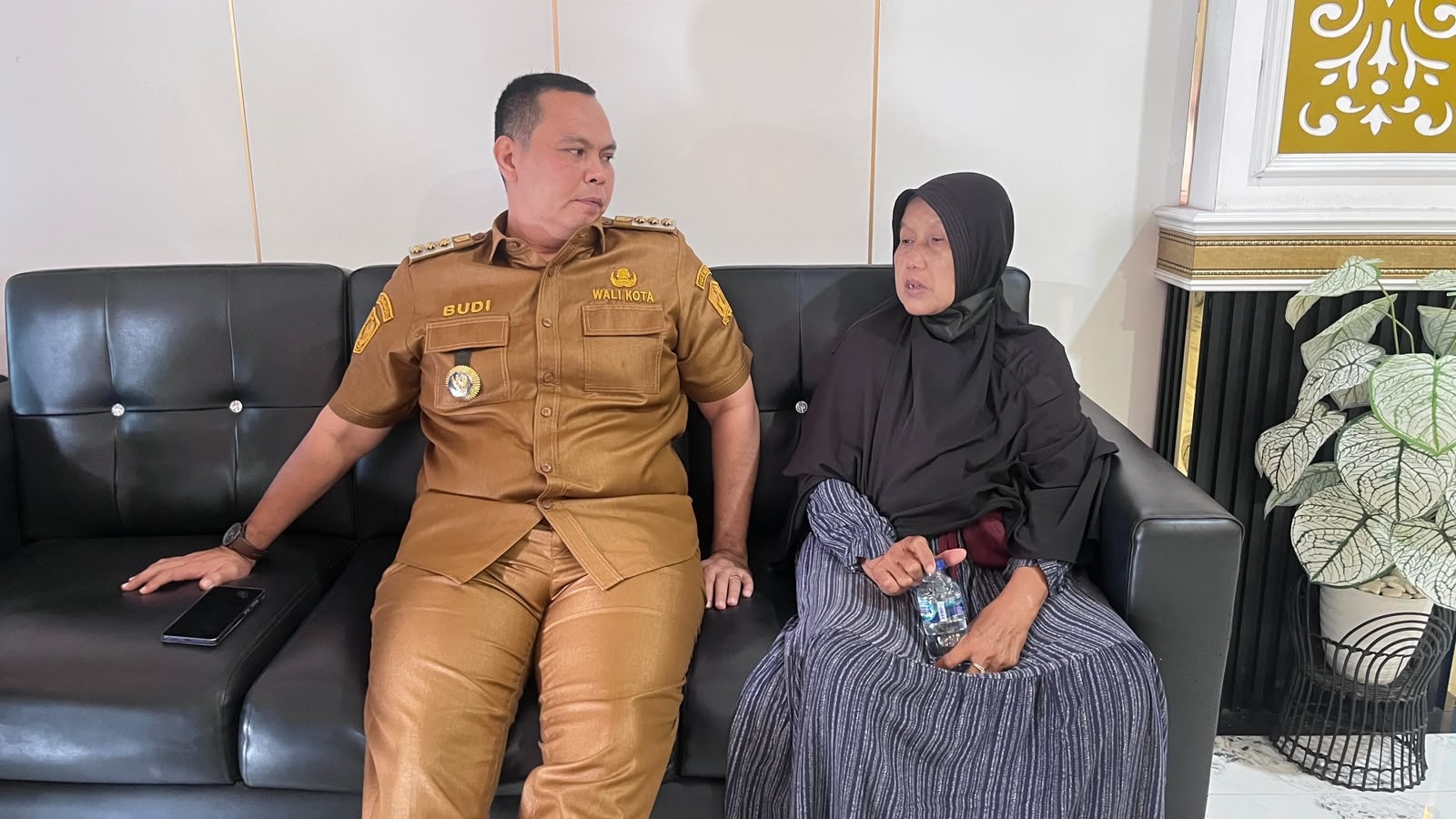 Ibu Mengadu, Dua Anak Sulit Pulang