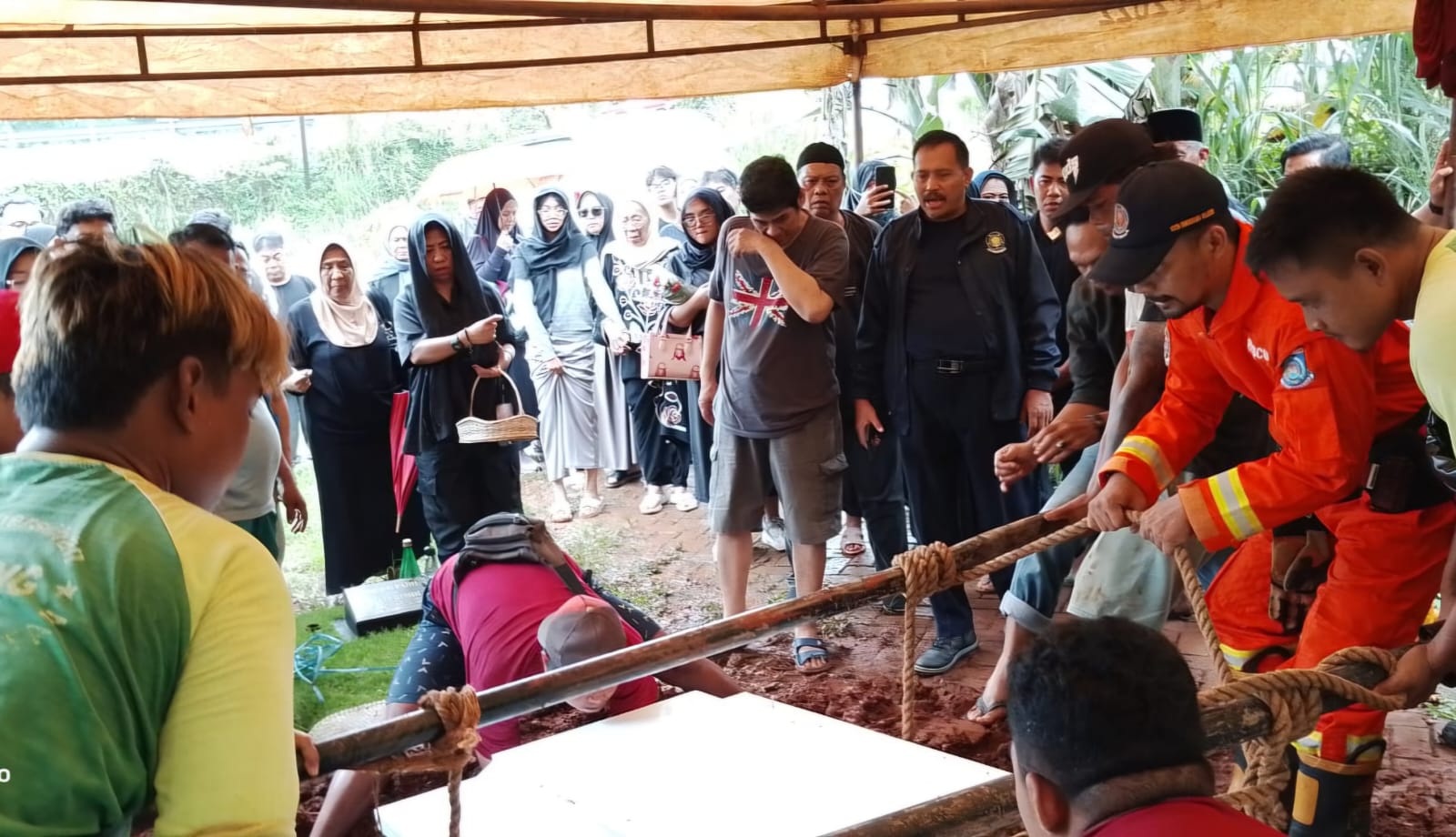 Damkar Bantu Proses Pemakaman Pria Obesitas