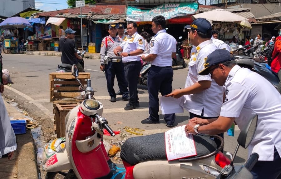 Parkir Liar, Puluhan Kendaraan Ditempeli Stiker
