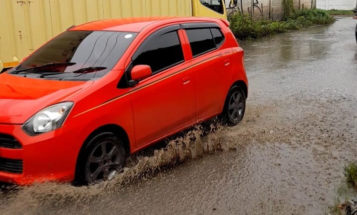 Drainase Buntu, Jalan Raya Pasar Kemis Banjir