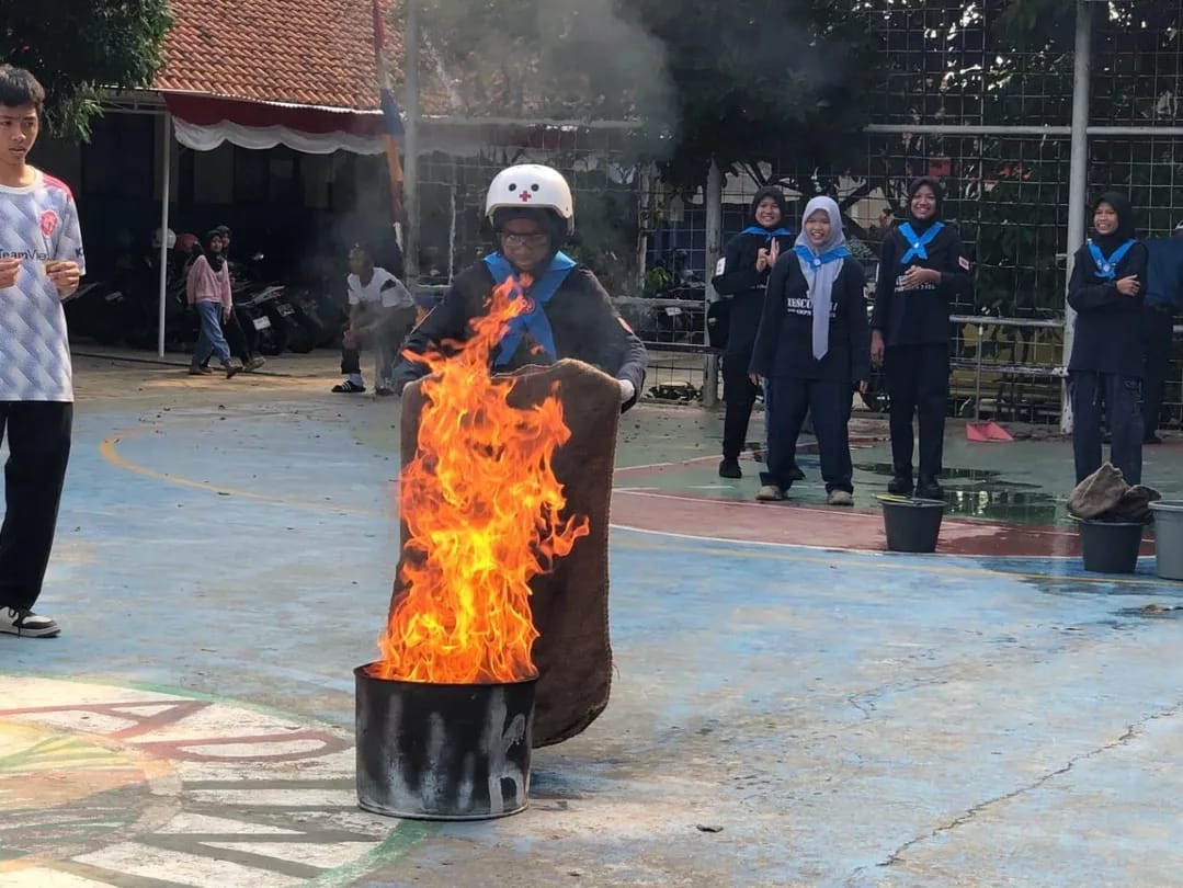 Tim Rescue 611 Latihan Padamkan Api, Masuk dalam Ekskul PMR SMPN 2 Curug 