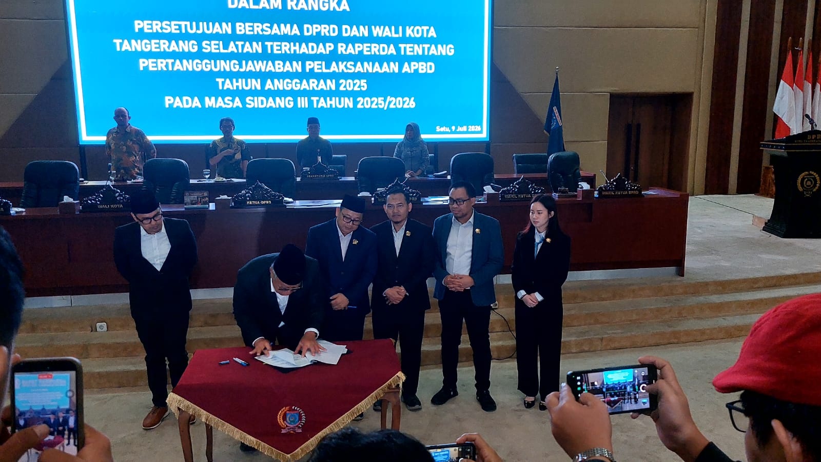 Paripurna DPRD Tangsel Hujan Interupsi