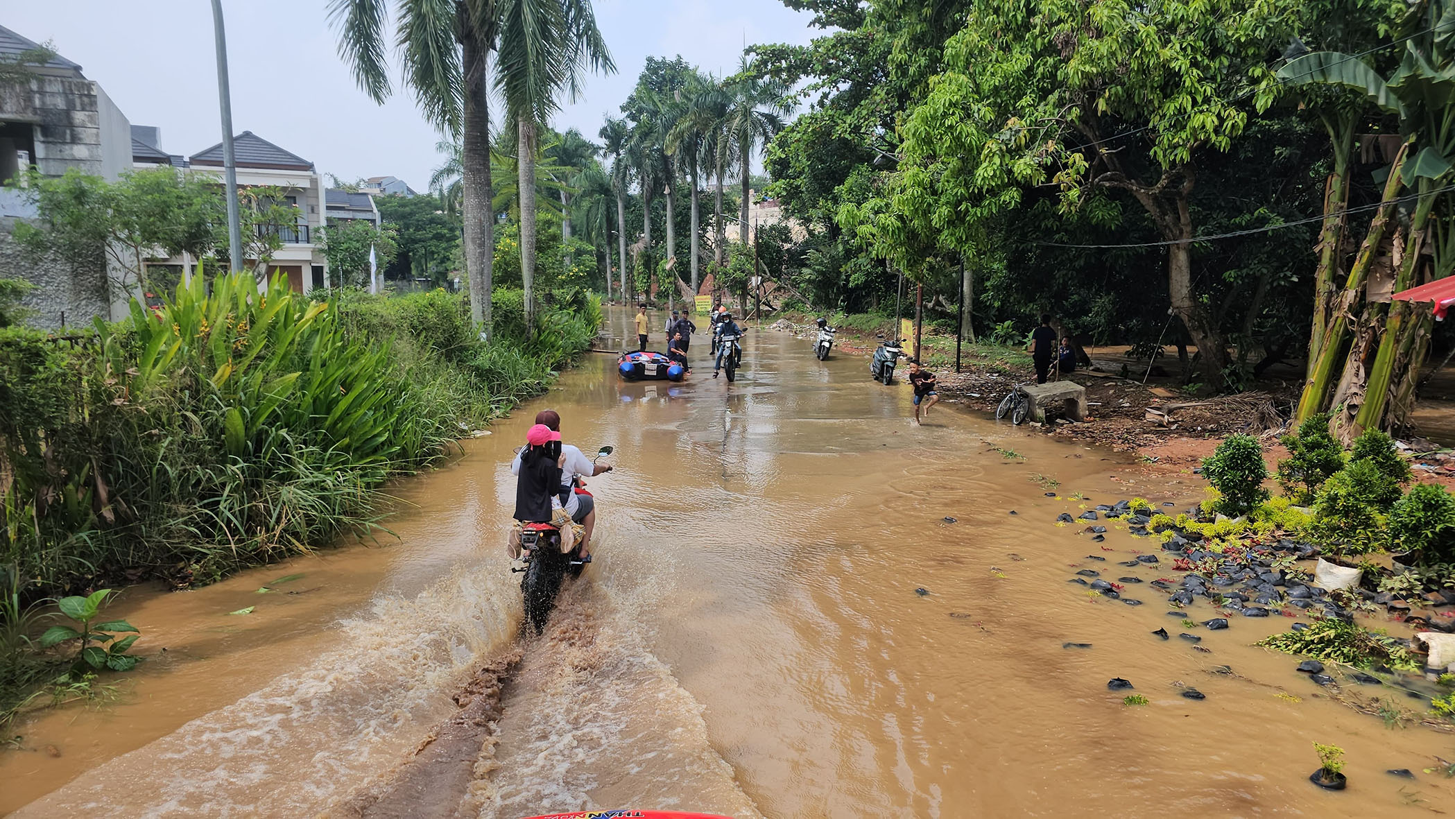 Tak Ada Hujan, Jalan di Pamulang Terendam