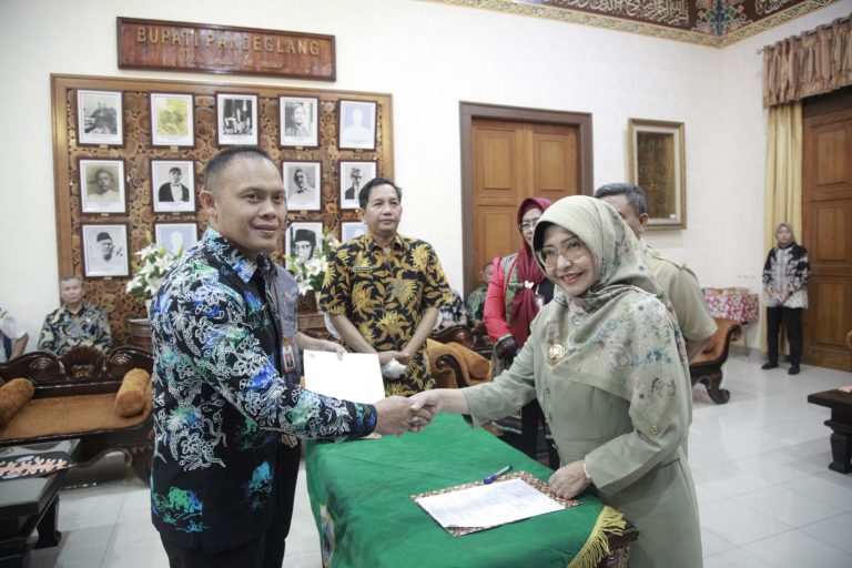 Bupati Dewi Terima 48 Sertifikat Barang Milik Daerah Dari BPN