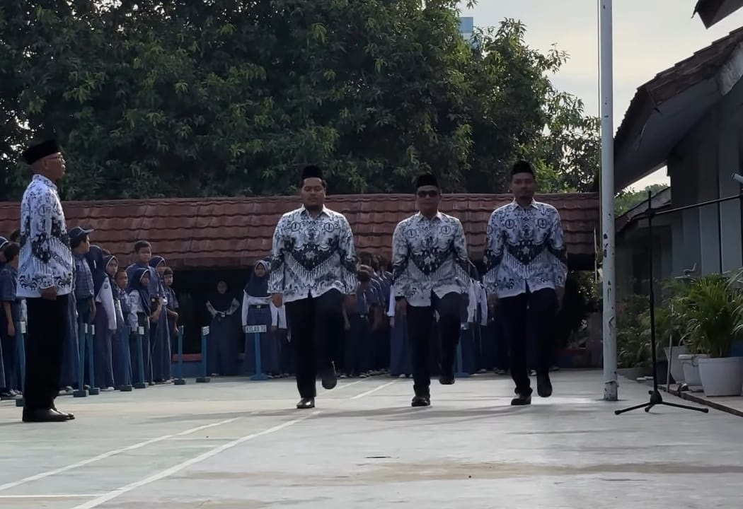 Mengikuti Perayaan Hari Guru di SMPN 4 Curug, Guru Jadi Petugas, Siswa Jadi Peserta