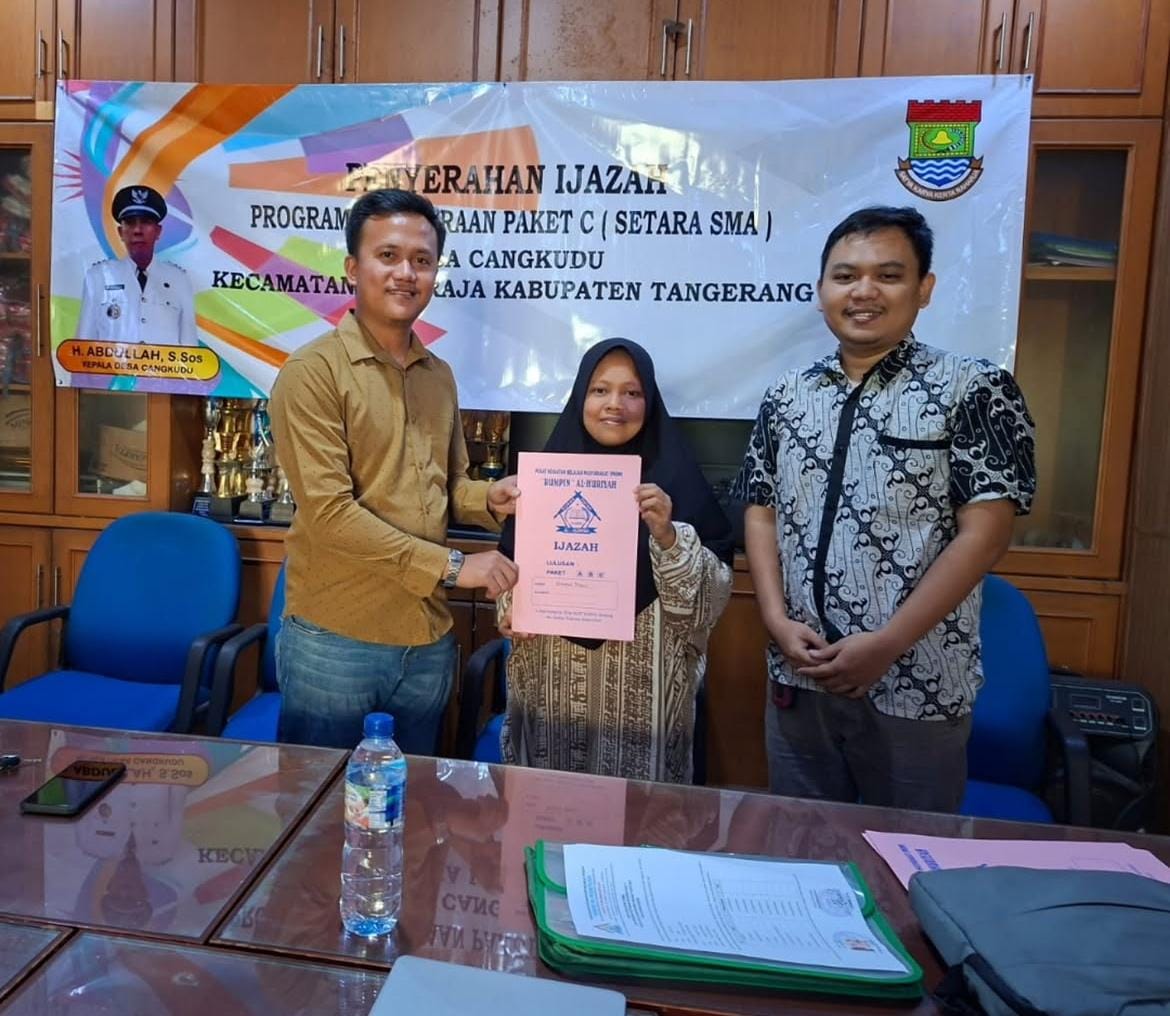 Serahkan Ijazah Program Paket C, Pemdes Cangkudu Tingkatkan SDM Warga 