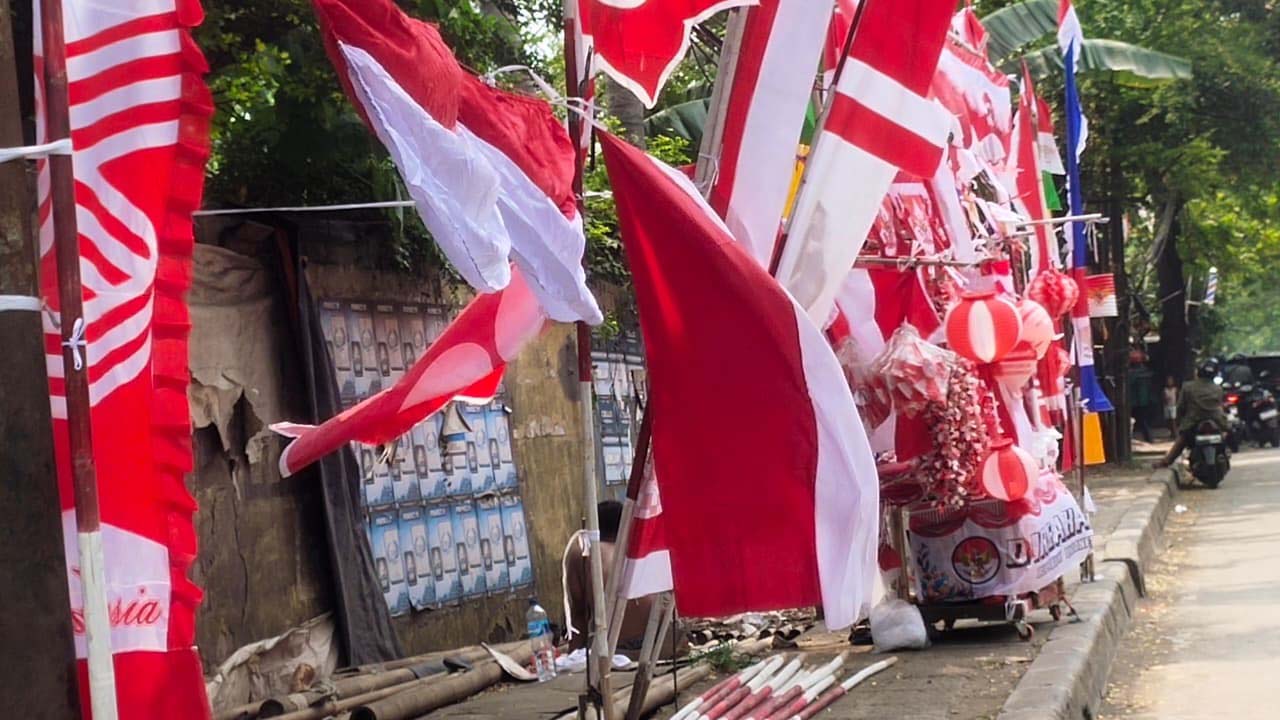 Jualan Sepi, Pembeli Lebih Suka Beli Online, Keluhan Pedagang Bendera Merah Putih Musiman