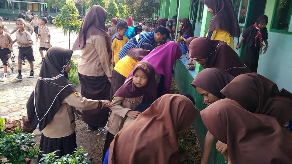 SDN Rajeg IV: Libatkan Siswa dalam Penghijauan Sekolah