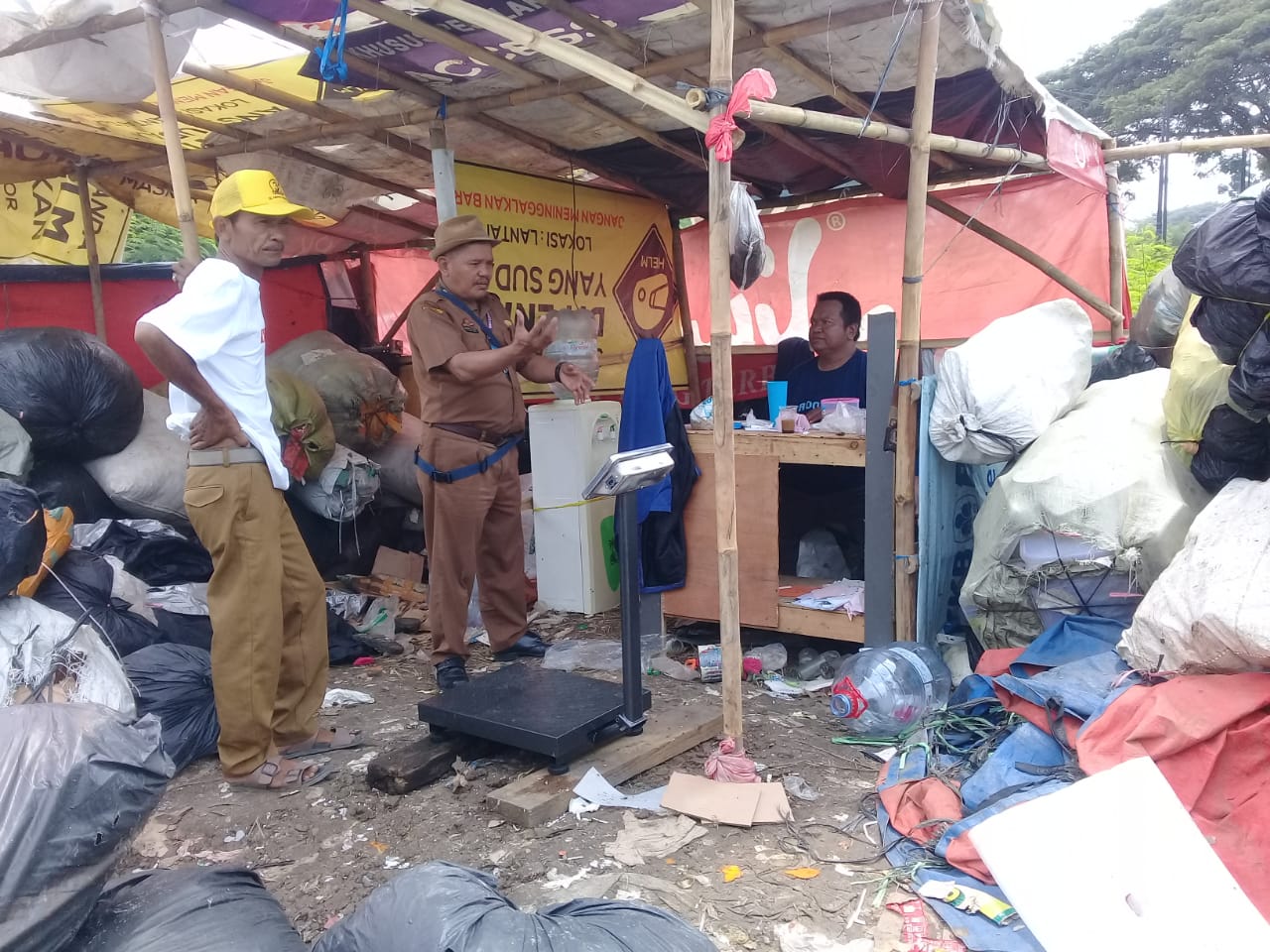 Trantibum dan Perangkat Desa Awasi Lapak Limbah di Sukadiri