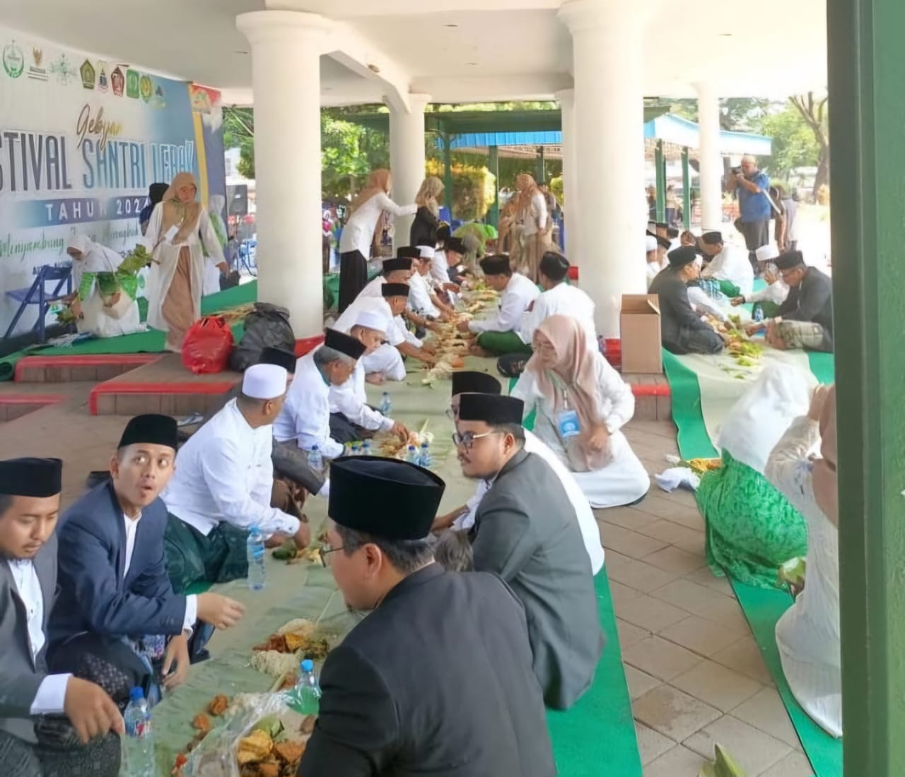 Hari Santri, Pejabat Lebak dan Santri Makan Liwet Bareng 