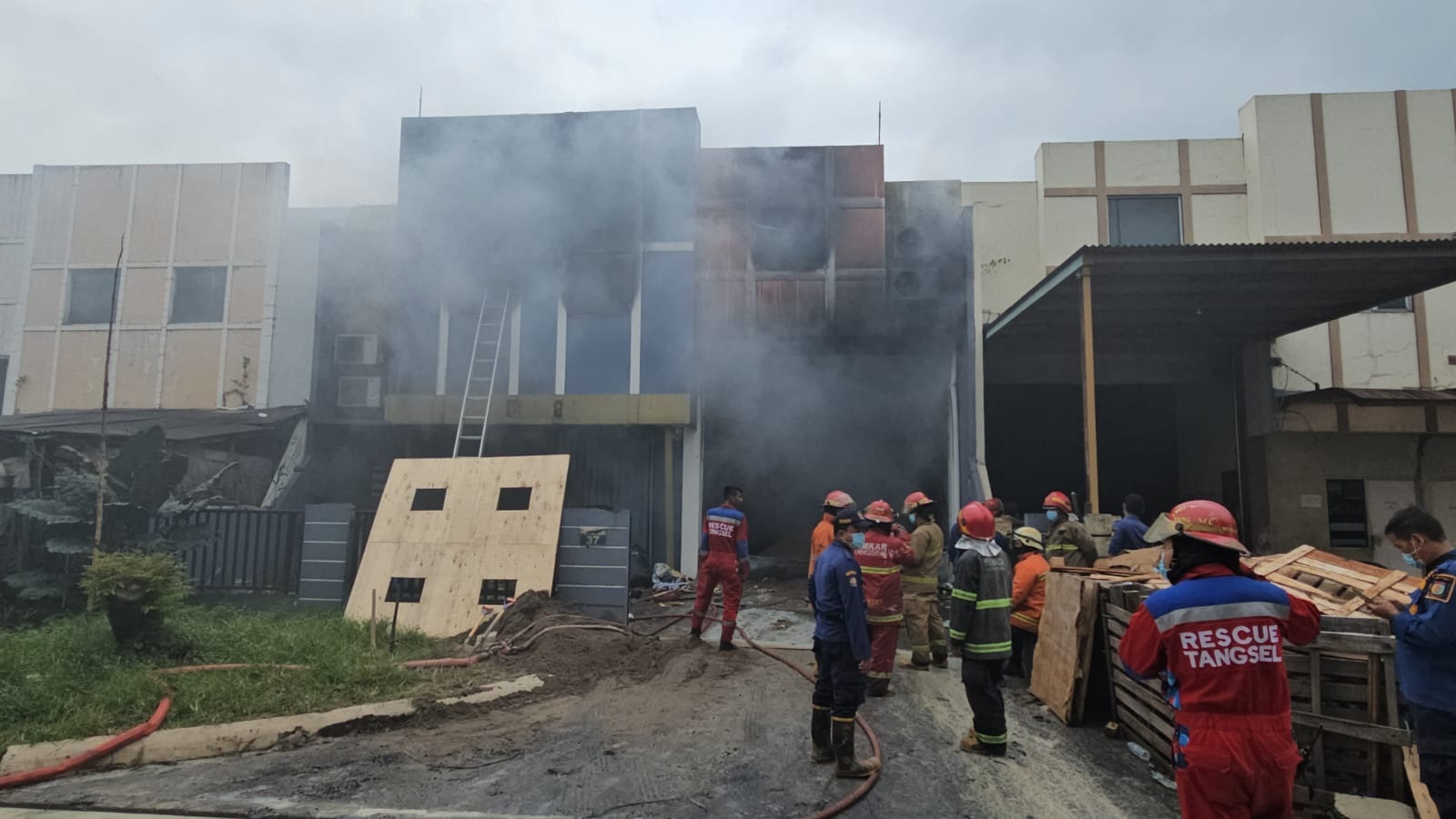 Gudang Kimia Pestisida di Setu Terbakar, Kerugian Ditaksir Rp2 Miliar