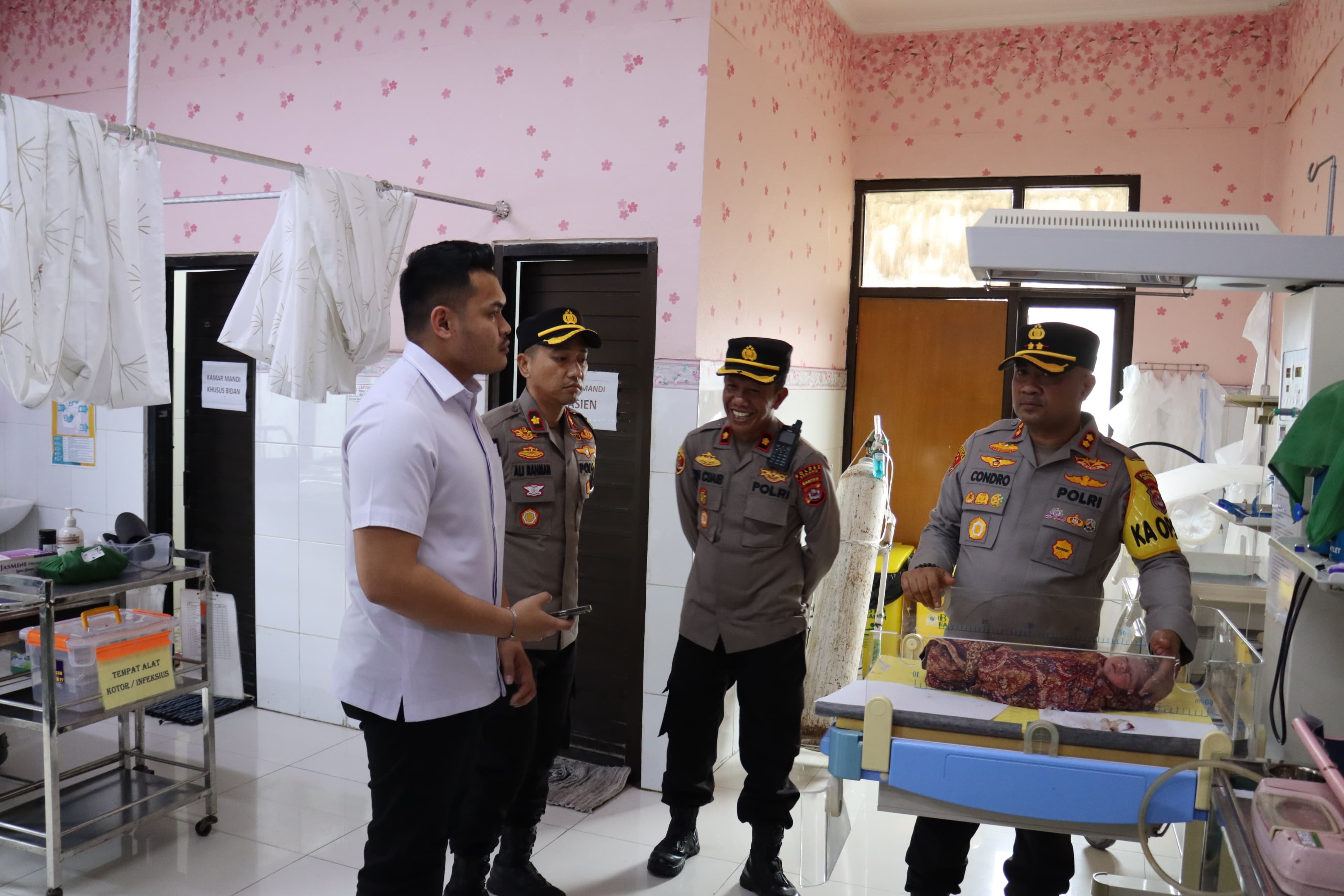 Warga Temukan Bayi Terlantar, Kapolres Serang Siap Adopsi 