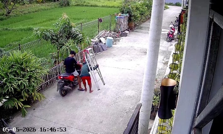 Maling Tangga Lipat di Mutiara Puri Harmoni Terekam CCTV