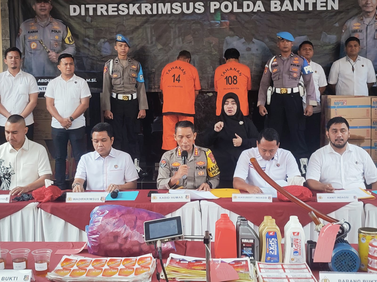 Polda Banten Bongkar Gudang Produksi Oli Palsu di Tangerang 