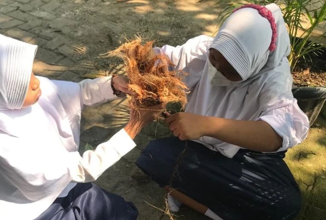 SMPN 1 Kemiri Ajarkan Siswa Mengolah Sampah Menjadi Barang Bermanfaat 