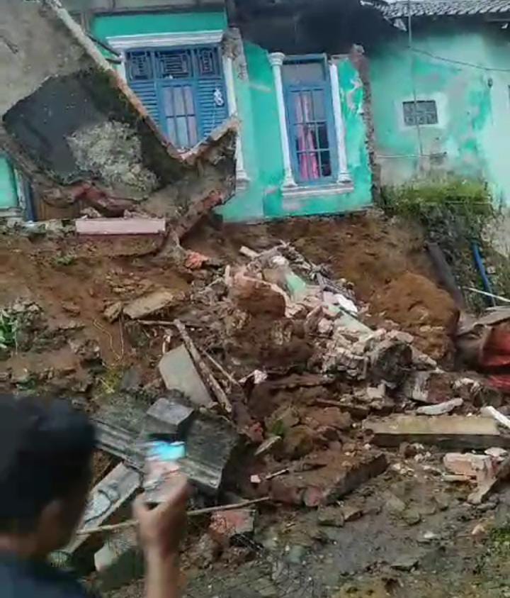 Rumah Warga Cibeber Ambruk Tertimpa Longsor TPT