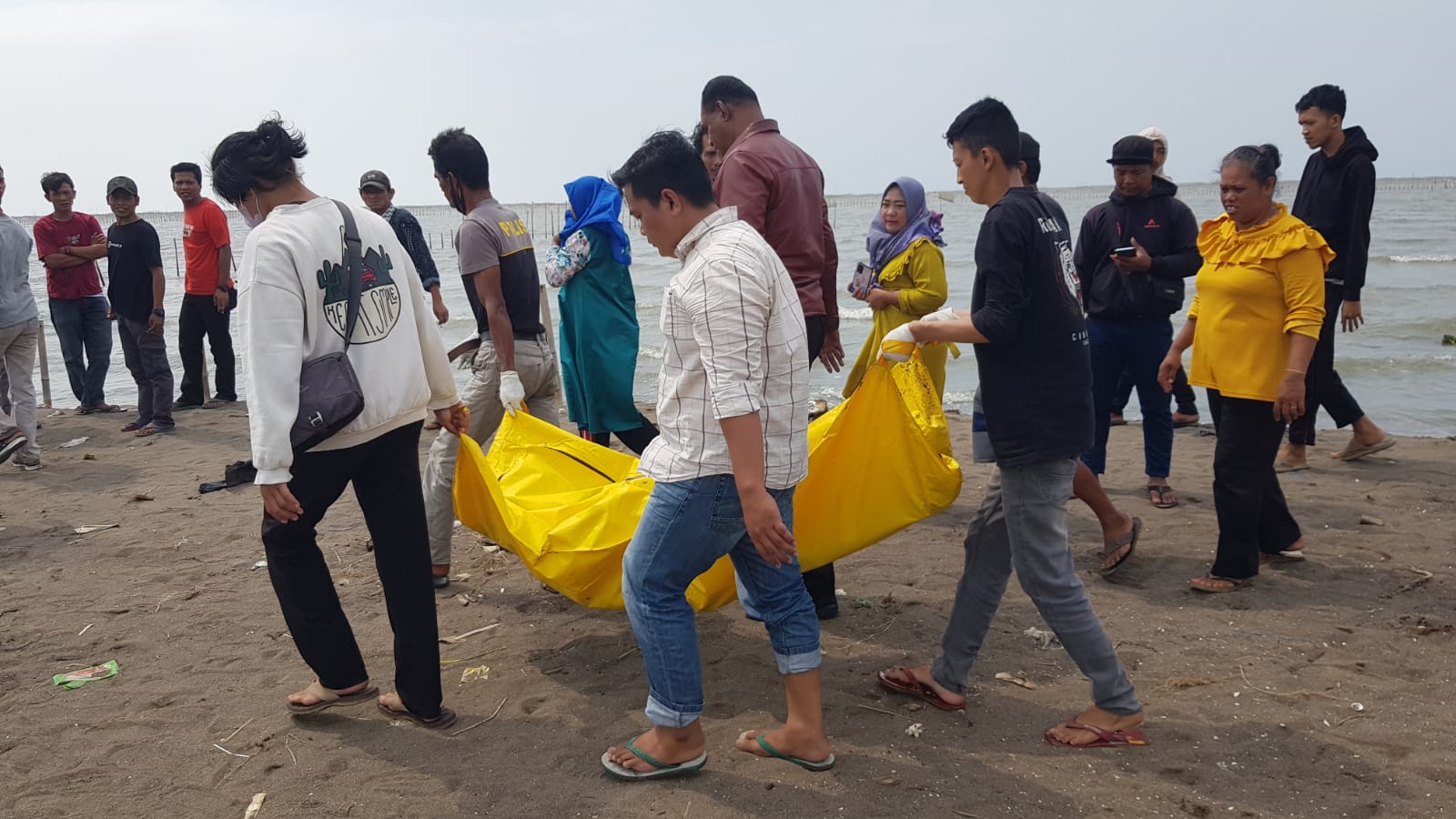 Warga Temukan Mayat Perempuan di Pantai Pasir Putih Desa Marga Mulya