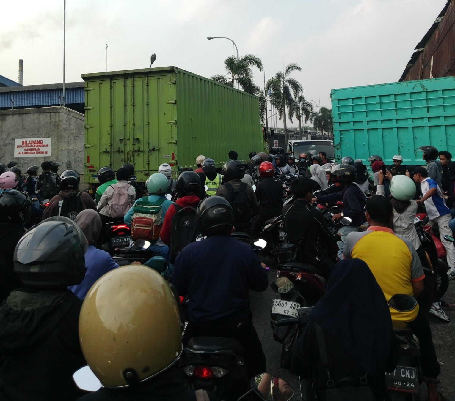 Kemacetan Lumpuhkan Jalan Industri Cikupa, Warga Menjerit Setiap Hari