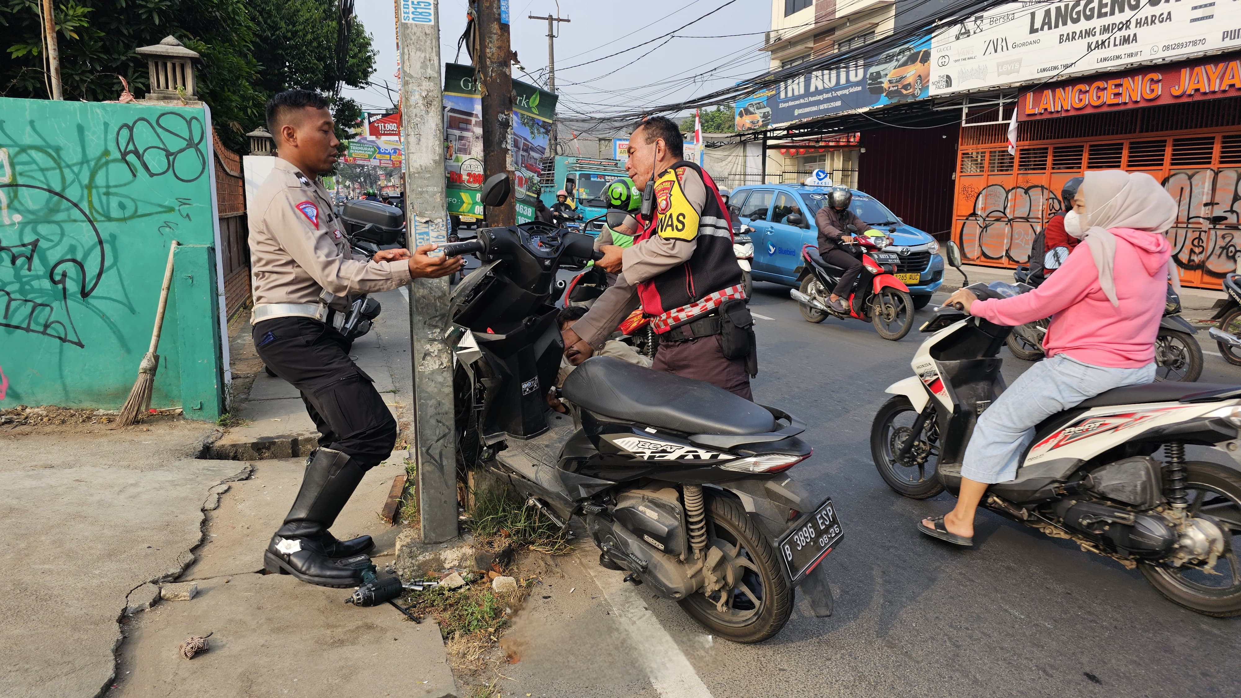 Ngantuk, Pemotor Tabrak Tiang Listrik