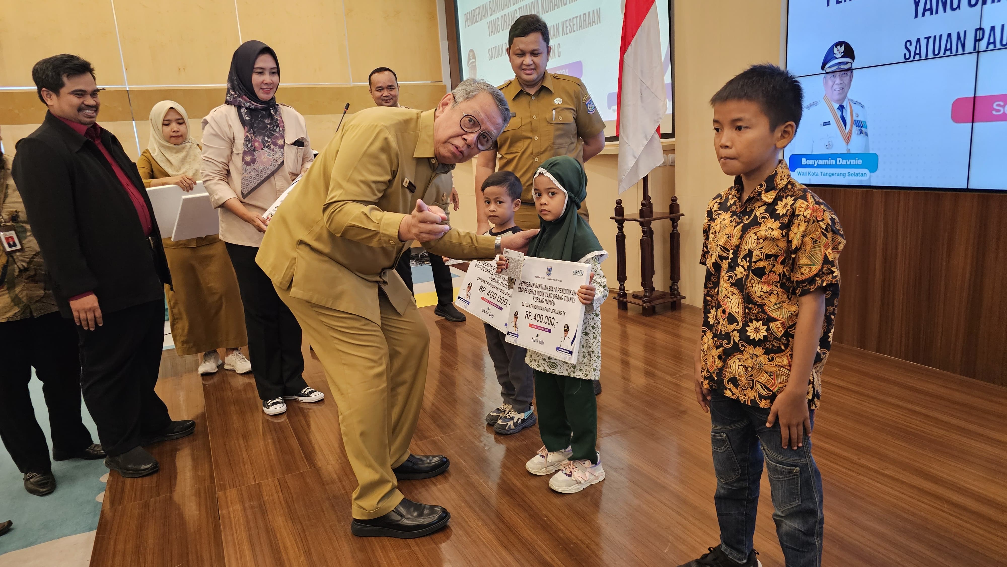 1000 Siswa Kurang Mampu Dapat Bantuan Pendidikan