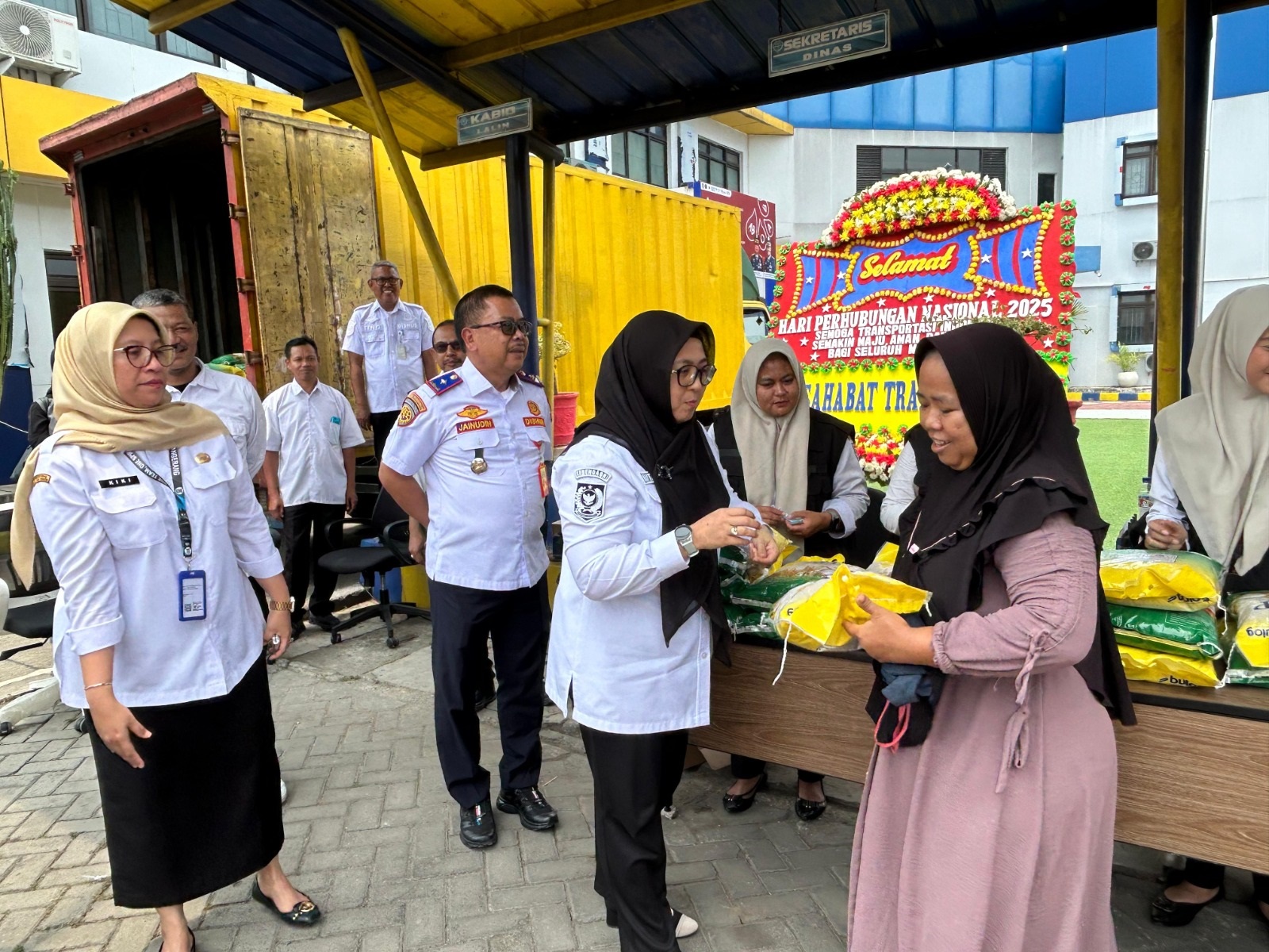 3 Ton Beras SPHP Diserbu Warga Sukamulya, GPM Disperindag Meriahkan Harhubnas