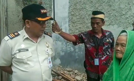 Mengubah Insiden Menjadi Kisah Kemanusiaan, Nek Usni, Haru di Bawah Atap Ambruk dan Gotong-royong
